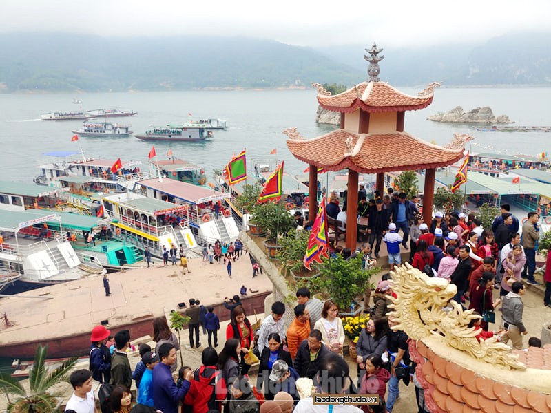 Lễ hội đền Thác Bờ thu hút đông đảo khách tới tham quan, vãn cảnh