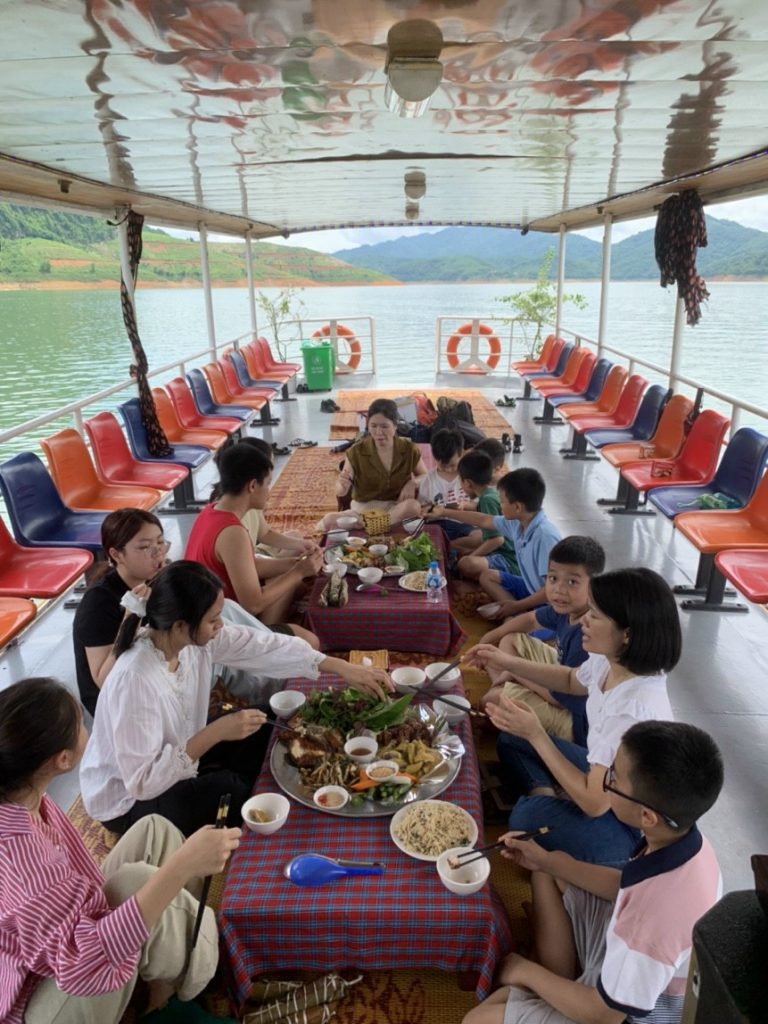 Khách ăn trưa trên thuyền