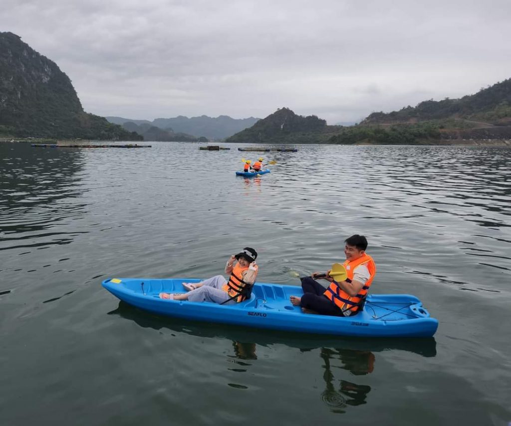Chèo kayak tại bản Ngòi